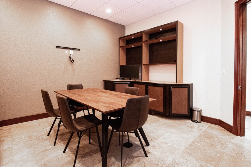 More Photos Of 8810 Commodity Cir, Orlando Showroom For Lease