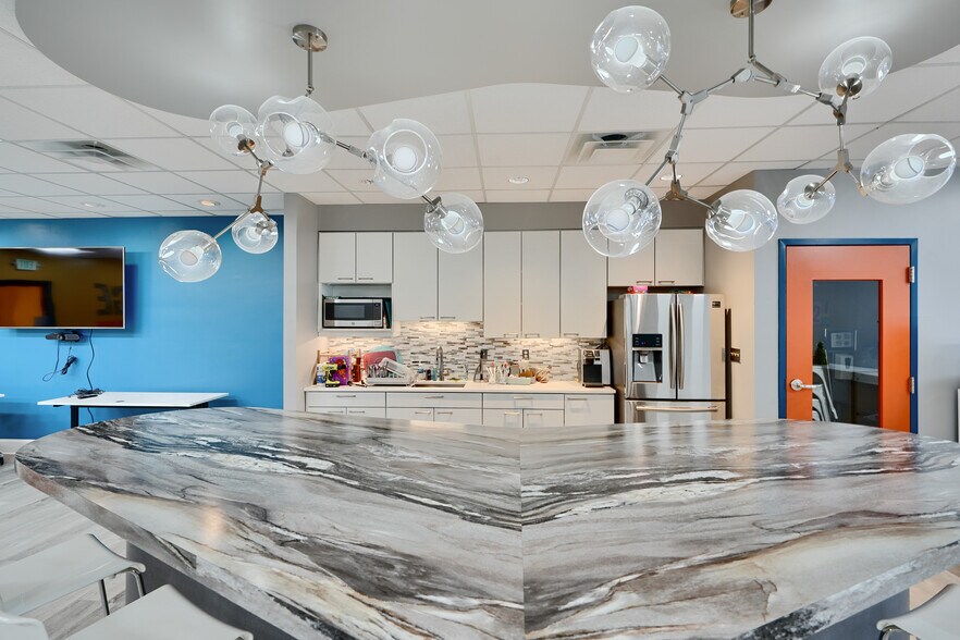 More Photos Of 11 Center Pl, Dundalk Office For Sale