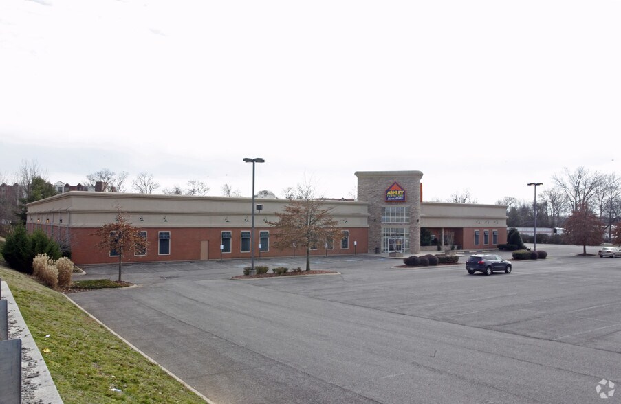 More Photos Of 8105 Moores Ln, Brentwood Unknown For Lease