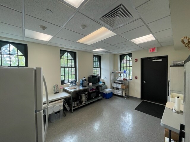 More Photos Of 1351 Northern Blvd, Manhasset Specialty For Lease