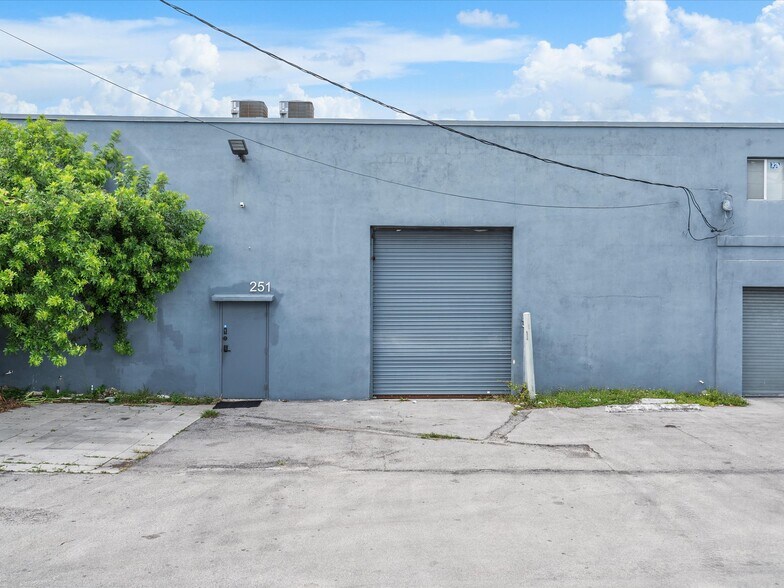 Primary Photo Of 251-253 NE 69th St, Miami Warehouse For Lease