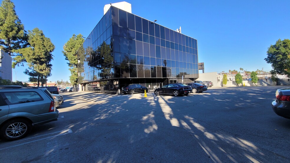 Primary Photo Of 17742-17750 Sherman Way, Reseda Office For Lease