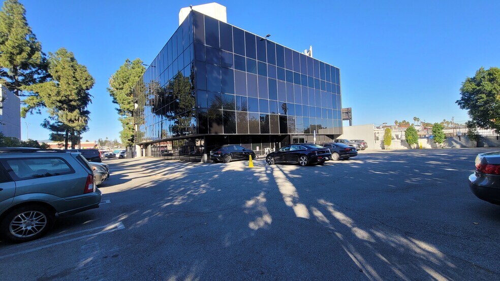 More Photos Of 17742-17750 Sherman Way, Reseda Medical For Lease