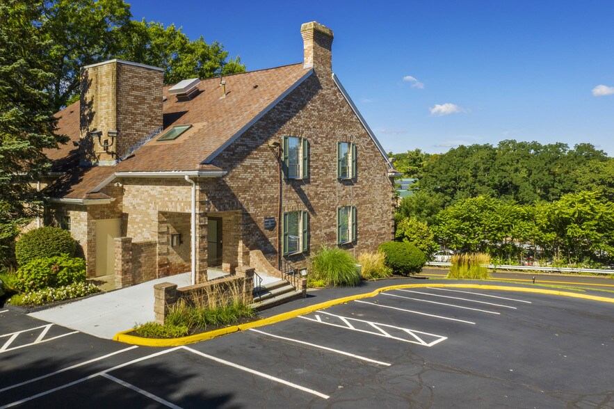 More Photos Of 422 Worcester St, Wellesley Medical For Lease