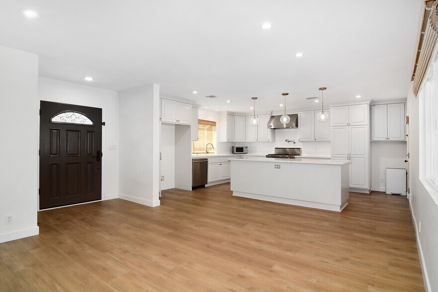 More Photos Of 22839 Dolorosa St, Woodland Hills Multifamily For Lease