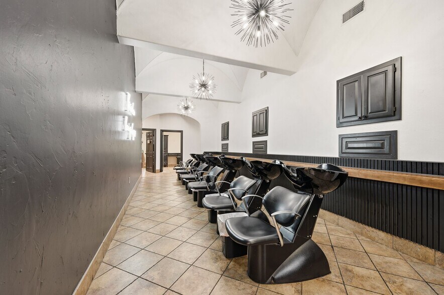 More Photos Of 8624 Davis Blvd, North Richland Hills General Retail For Lease