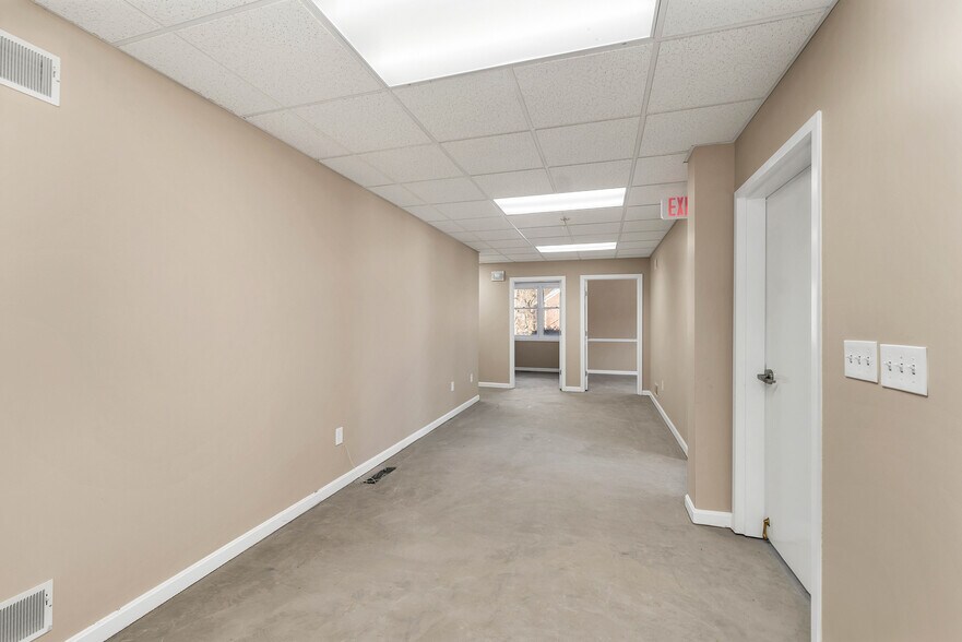 More Photos Of 5 Buttrick Rd, Londonderry Office For Lease