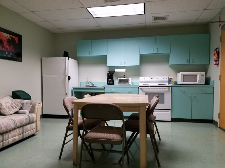 More Photos Of 400 Chapel Rd, South Windsor Light Manufacturing For Sale