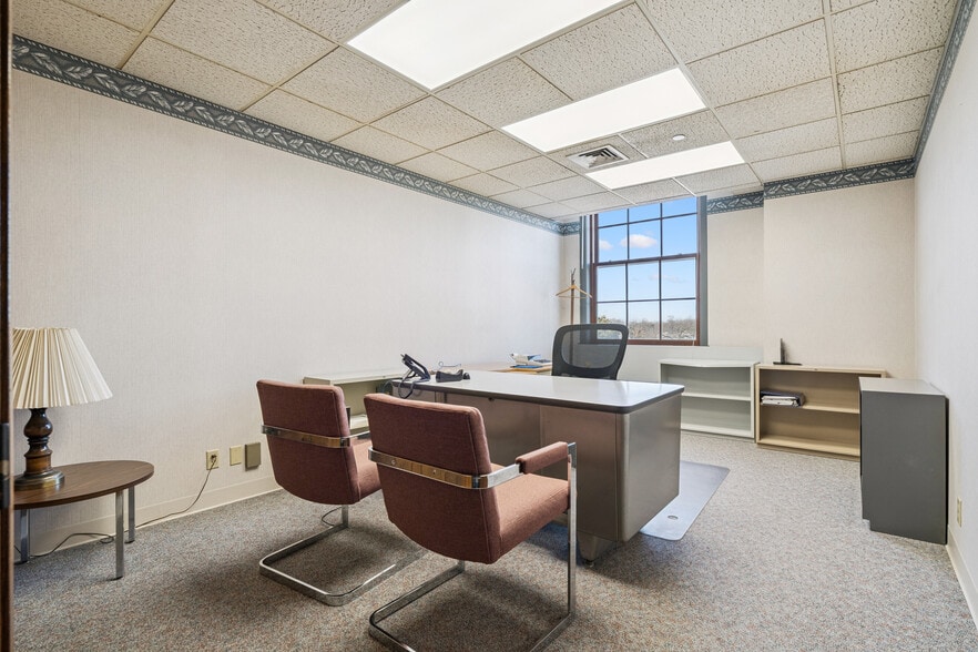 More Photos Of 500 E 4th St, Waterloo Office For Lease