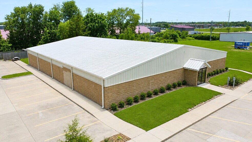 More Photos Of 1604 W Acorn Dr, Rogers Industrial For Lease