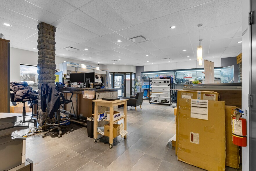 More Photos Of 150 Boul Saint-Martin O, Laval Light Distribution For Lease