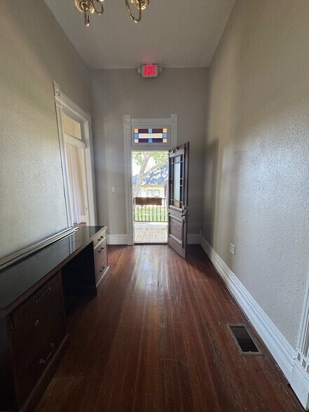 More Photos Of 612 S Rogers St, Waxahachie Office For Sale