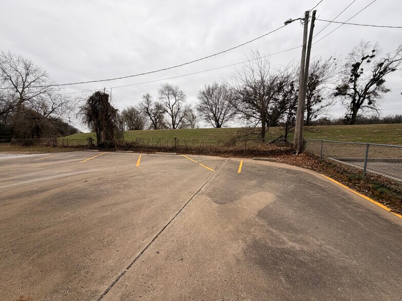 More Photos Of 1030 W Main St, Jenks Office For Sale