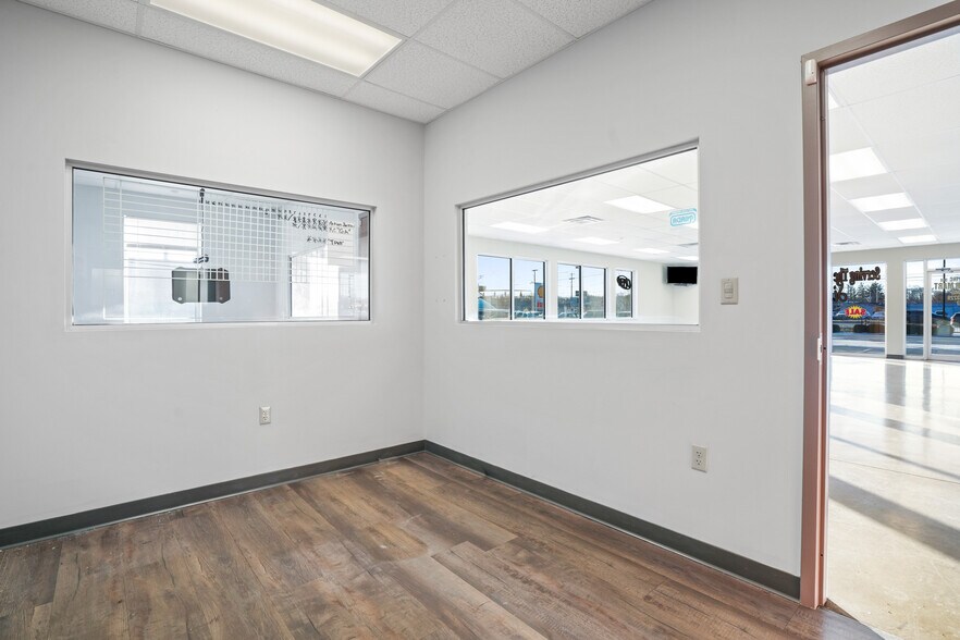 More Photos Of 2380 Morse Rd, Columbus Freestanding For Sale