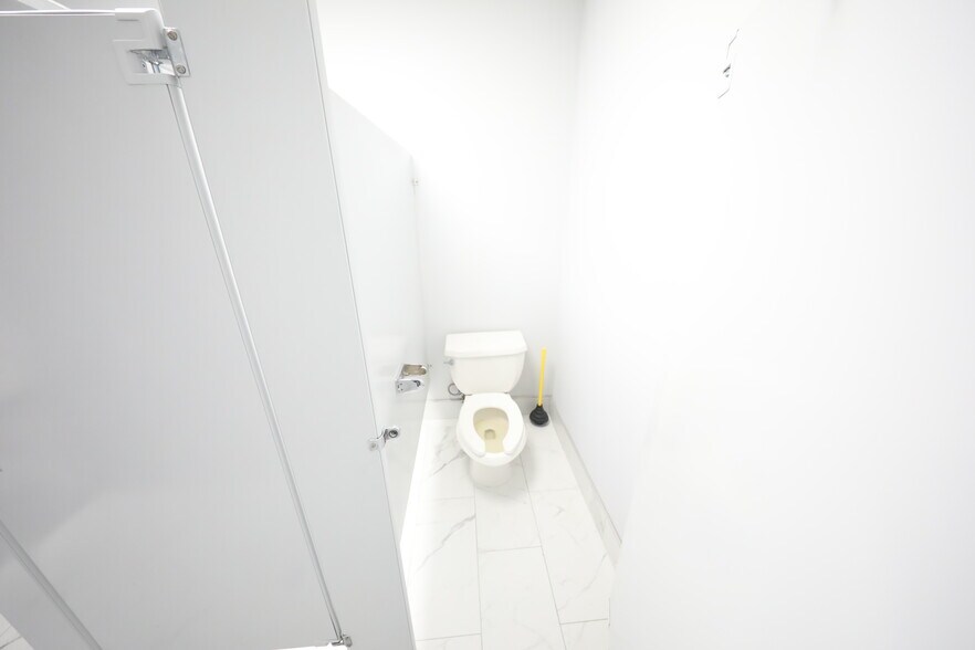 More Photos Of 999 Willow Grove St, Hackettstown Warehouse For Lease