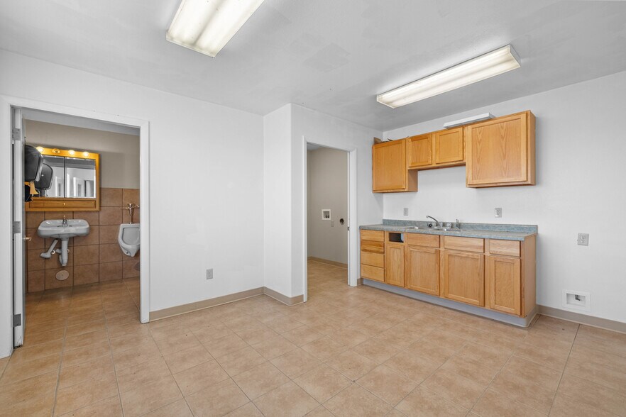 More Photos Of 2708 30th Ave NE, Minot Manufacturing For Sale