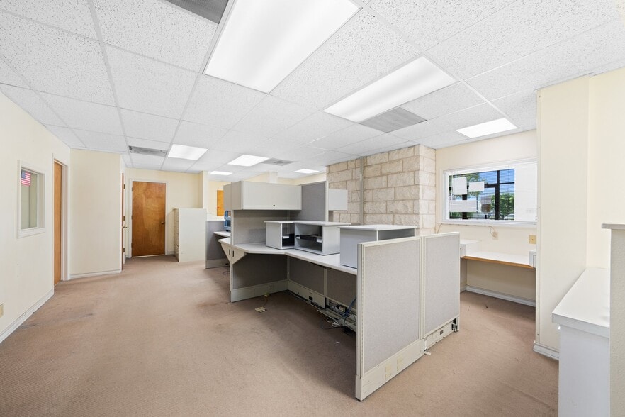 More Photos Of 204 W Windcrest St, Fredericksburg Healthcare For Sale