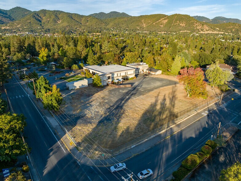 More Photos Of 715 NW Dimmick St, Grants Pass Office For Sale