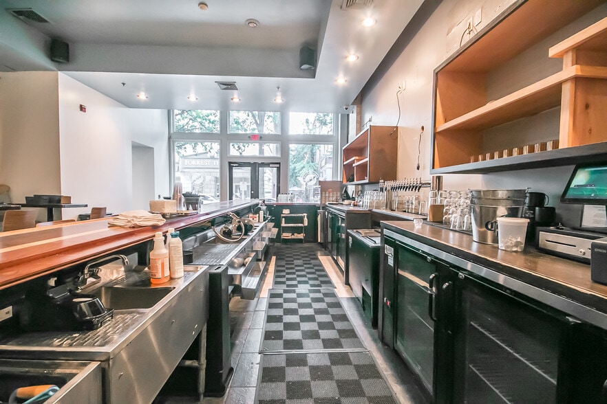 More Photos Of 1111-1113 Walnut St, Philadelphia Storefront For Sale