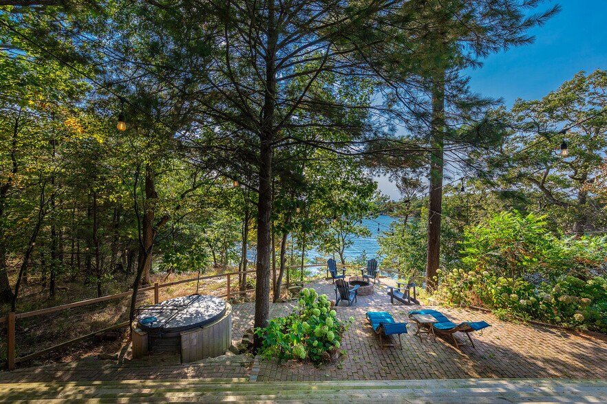 More Photos Of 345 Thousand Islands Pky, Leeds and The Thousand Islands Hotel For Sale