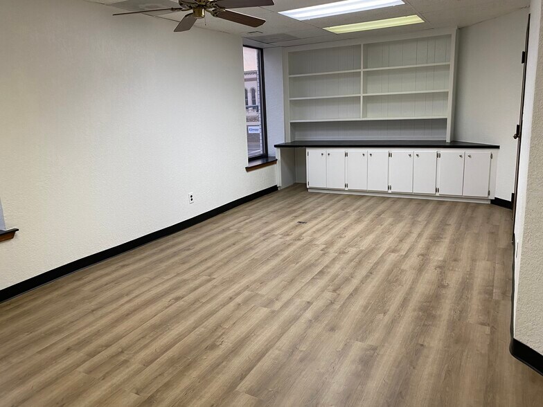 More Photos Of 409-411 W Chickasha Ave, Chickasha Storefront Retail Office For Lease