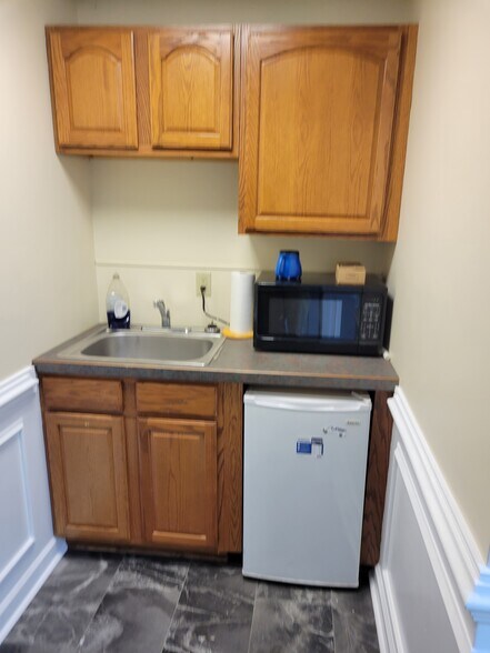 More Photos Of 12484c Warwick Blvd, Newport News Warehouse For Lease