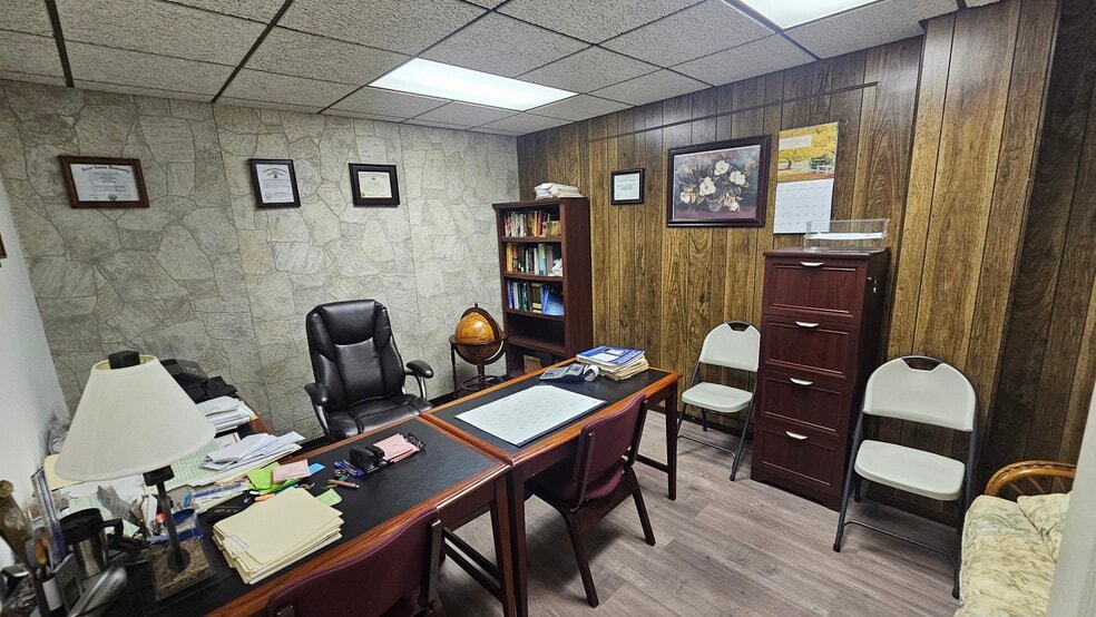 More Photos Of 18707 Burnham Ave, Lansing Office Residential For Sale