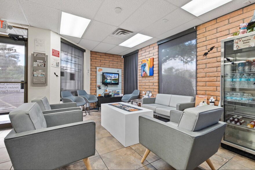 More Photos Of 10380 N Hayden Rd, Scottsdale Veterinarian Kennel For Sale
