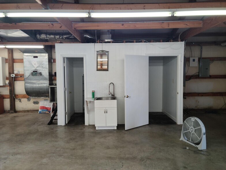 More Photos Of 8812 Wilkinson Blvd, Charlotte Warehouse For Lease