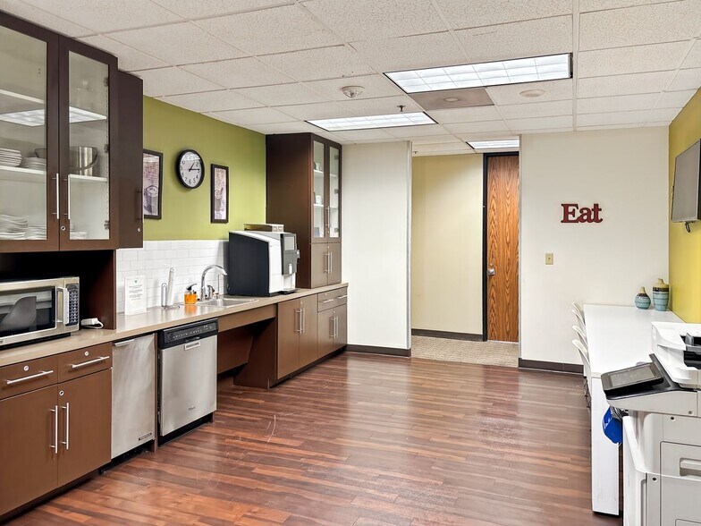 More Photos Of 9330 Lyndon B Johnson Fwy, Dallas Office For Lease