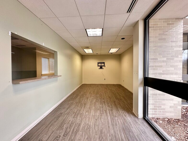 More Photos Of 9711 Valparaiso Dr, Munster Medical For Lease