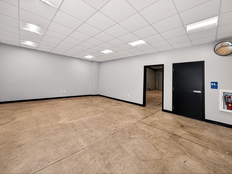 More Photos Of 8114 City Base Landing, San Antonio Unknown For Lease