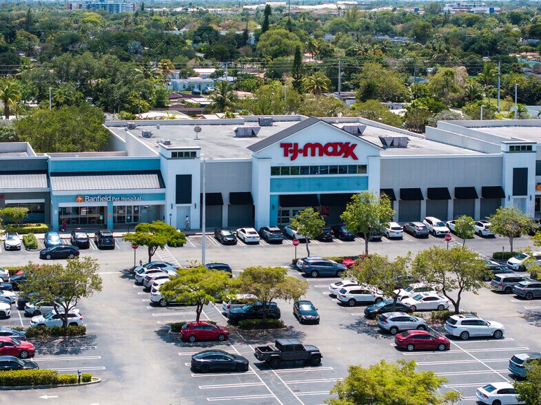 More Photos Of 1600-1760 NE Miami Gardens Dr, Miami Unknown For Lease