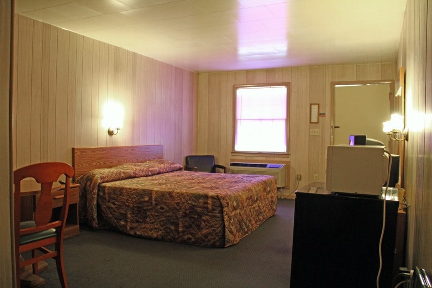 More Photos Of 10232 Orby Cantrell Hwy, Pound Hotel For Sale