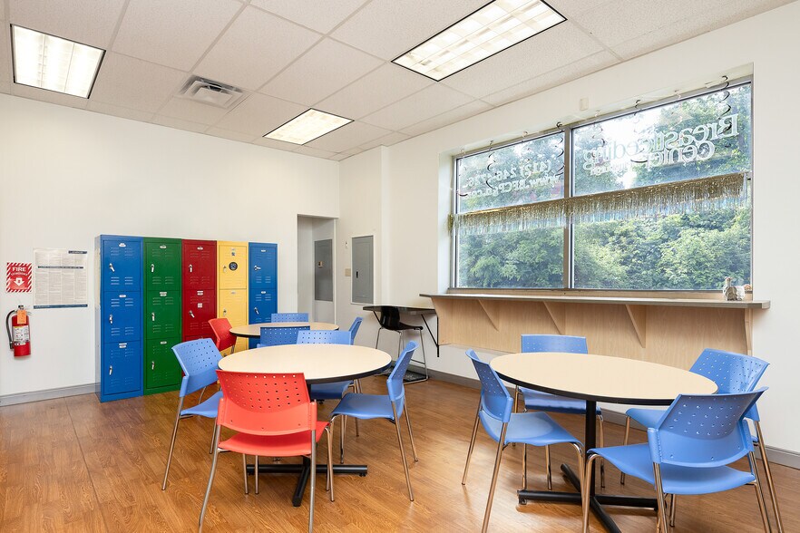 More Photos Of 4070 Beechwood Blvd, Pittsburgh Storefront For Sale