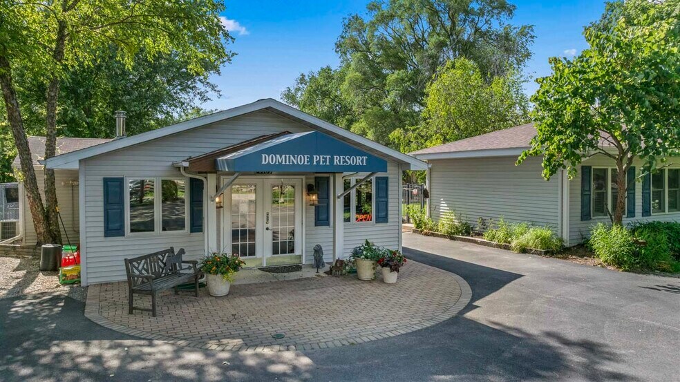 More Photos Of 4403 S Roberts Rd, Island Lake Veterinarian Kennel For Sale