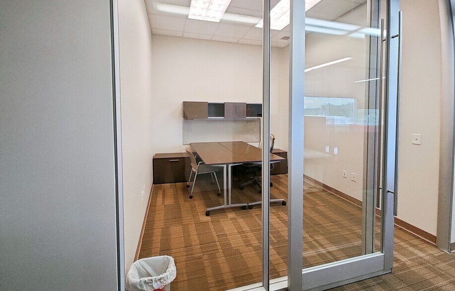 More Photos Of 5547 Veterans Pky, Columbus Coworking Space