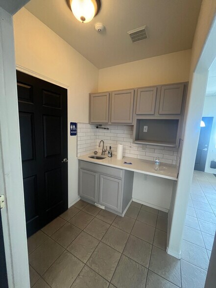 More Photos Of 6503 W Okanogan Ave, Kennewick Warehouse For Lease