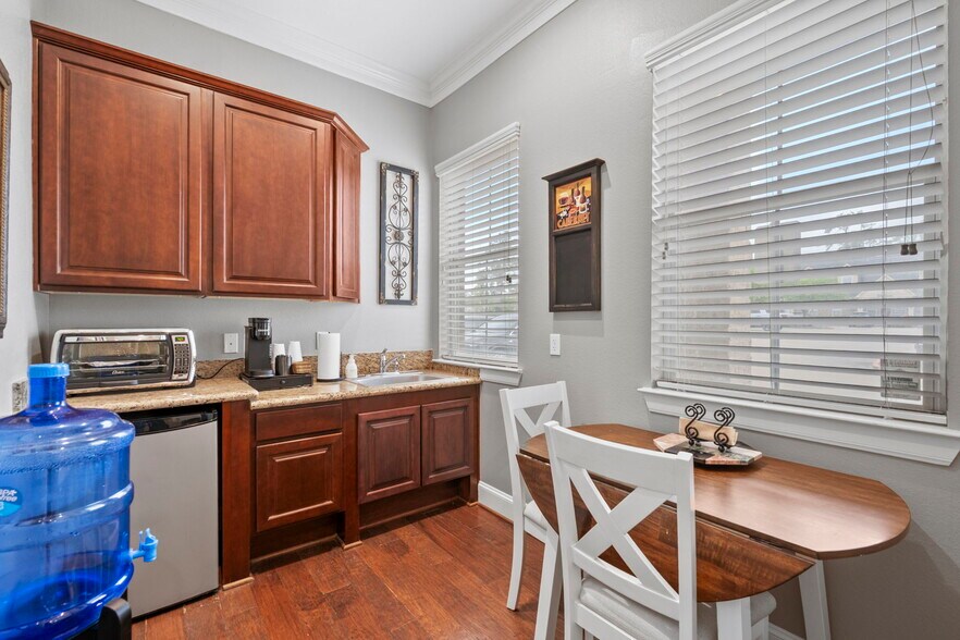 More Photos Of 303 Longmire Rd, Conroe Office For Sale