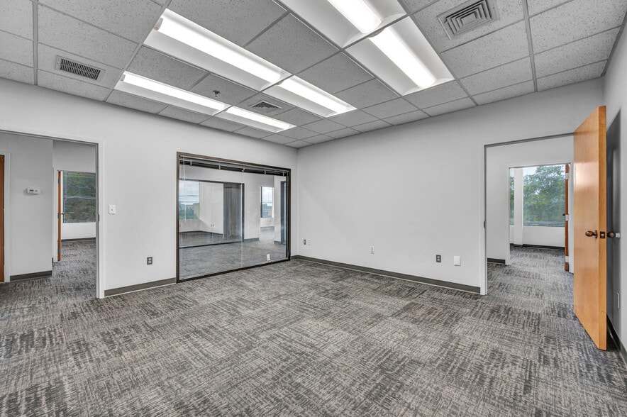 More Photos Of 290 Roberts St, East Hartford Office For Lease