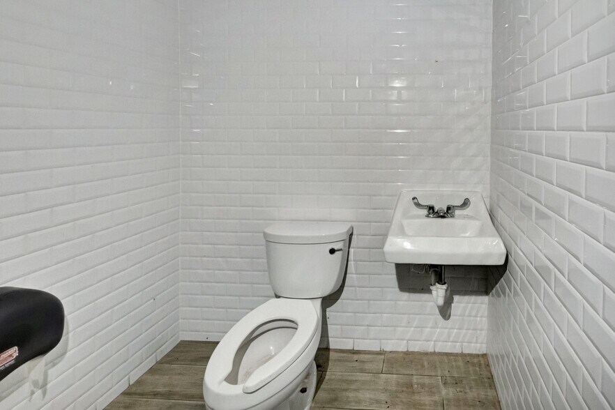 More Photos Of 104 Teakwood Dr, Victoria Medical For Sale