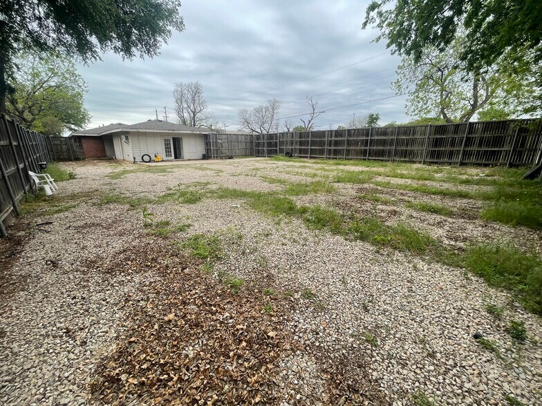 More Photos Of 2513 E Union Bower Rd, Irving Warehouse For Lease