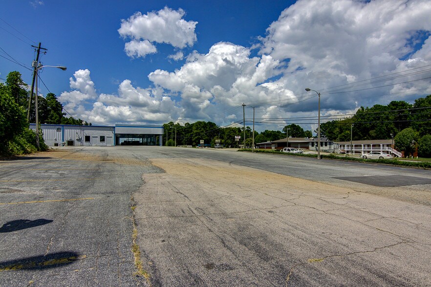 More Photos Of 709 New Franklin Rd, Lagrange Freestanding For Lease