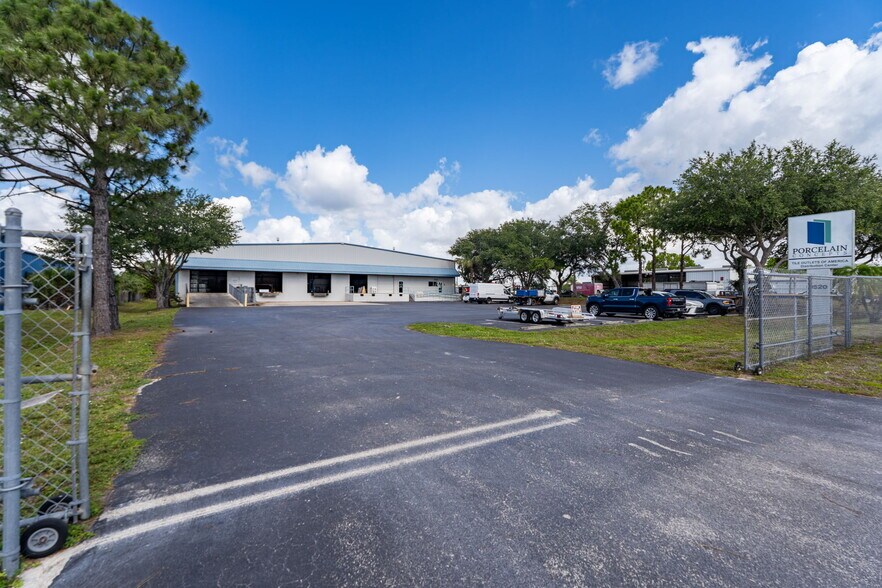 More Photos Of 3520 Old Metro Pky, Fort Myers Warehouse For Lease