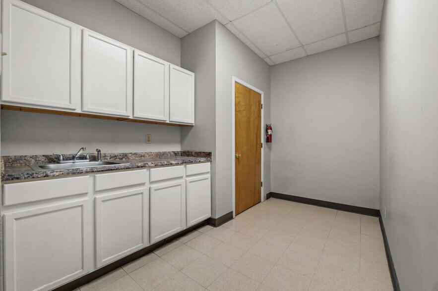 More Photos Of 10854 Vandale St, San Antonio Flex For Sale
