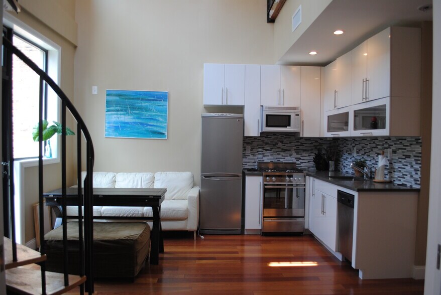More Photos Of 276 Grand St, Brooklyn Storefront Retail Residential For Lease
