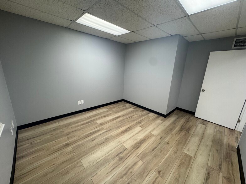 More Photos Of 550 Balmoral Cir N, Jacksonville Unknown For Lease