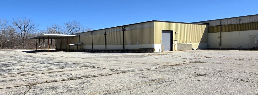 More Photos Of 401 E 5th St, Pinconning Distribution For Sale