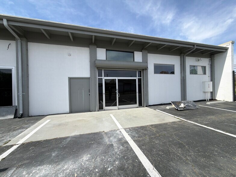 More Photos Of 4827 Gate City Blvd, Greensboro Showroom For Lease