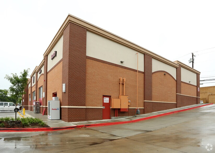 More Photos Of 1510 W Hickory St, Denton Drugstore For Sale